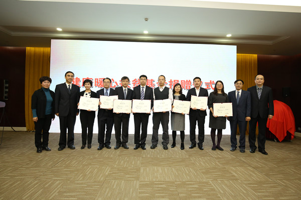 1476673840710024.jpg 國(guó)家衛(wèi)生計(jì)生委李斌司長(zhǎng)、何錦國(guó)專員、中國(guó)人口福利基金會(huì)張暉秘書(shū)長(zhǎng)、俞華副秘書(shū)長(zhǎng)向愛(ài)心企業(yè)頒發(fā)榮譽(yù)證書(shū)_副本.jpg