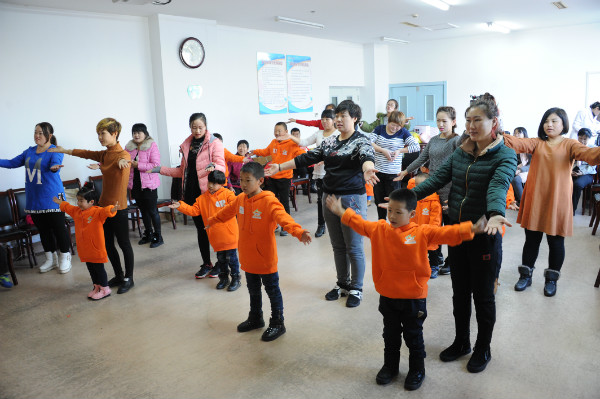 1479204108930433.jpg 4 唇腭裂患兒與家長一起做“相親相愛一家人”手語操.jpg