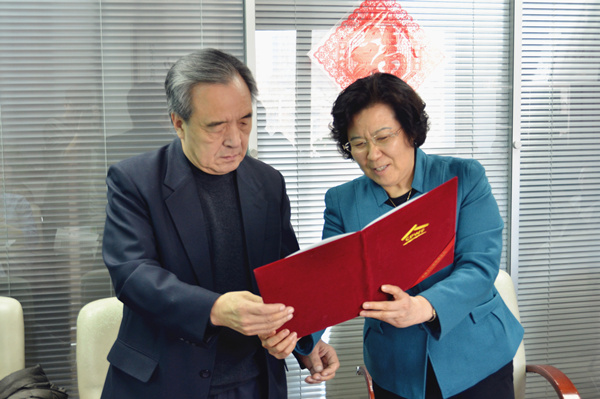 郝林娜理事長(zhǎng)為趙炳禮同志頒發(fā)顧問(wèn)證書(shū)