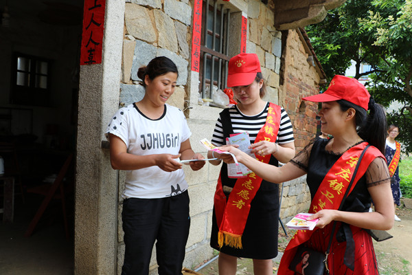 1494896700416117.jpg 深入貧困留守母親家進行宣傳服務_副本.jpg