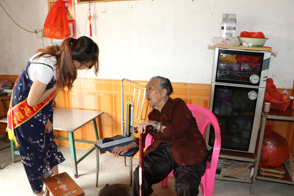 1494896783108035.jpg 醫務計生志愿者親切詢問留守母親身體情況_副本.jpg