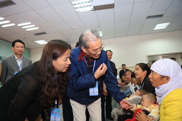 1497362683628522.jpg 李金華看望唇腭裂兒童 本報記者 鄭林華 攝.JPG