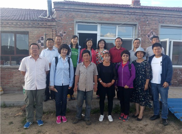 1502070653138717.jpg 捐贈代表和貧困母親合影.jpg