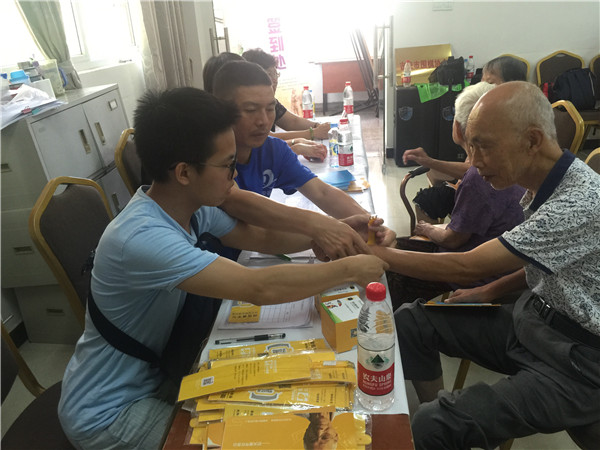 志愿者為福星亭老人佩戴黃手環(huán)_副本.jpg