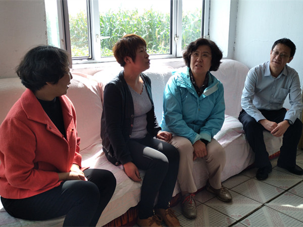 1504864342206767.jpg 郝林娜理事長一行在無房戶受助母親柯英紅租住的房中交談_副本.jpg