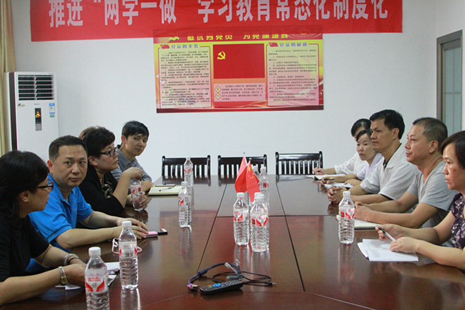 1505377606238783.jpg 圖為:調研組一行在縣婦幼保健院會議室召開座談會.jpg