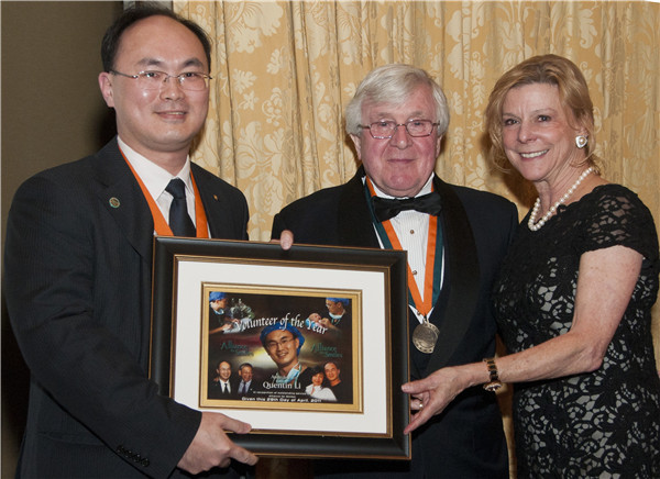 4-微笑聯(lián)盟理事會前主席John Uth、會長Anita為李政謙頒發(fā)”最佳志愿者“獎牌（2011）.jpg