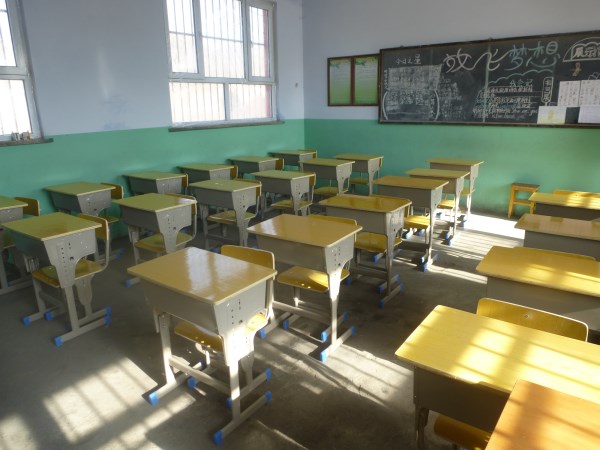 1516937032135442.jpg 學(xué)生課桌椅.1.jpg