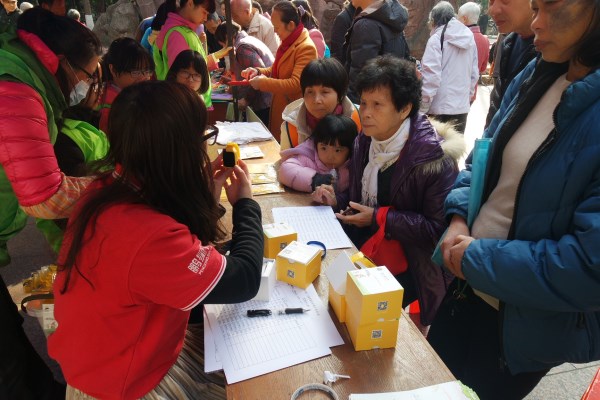 1520575968857451.jpg 社工向居民介紹黃手環(huán)_副本.jpg