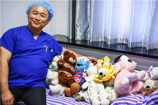 1520932405330742.jpg 每次參加“幸福微笑”活動,Steven都會從國外帶一大堆玩具(可做篇頭用圖?).jpg