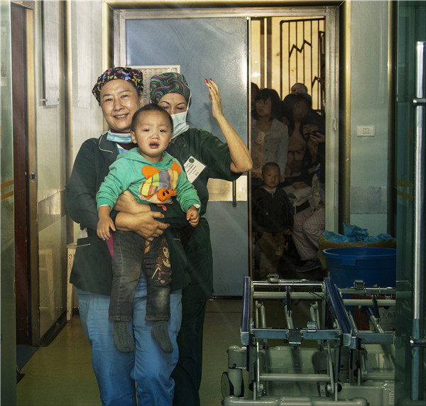 1520932803119137.jpg 接患兒進手術室(2014,安順).jpg