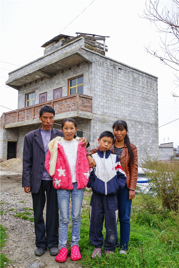 劉娟一家在未完成的新家前（2015）.jpg