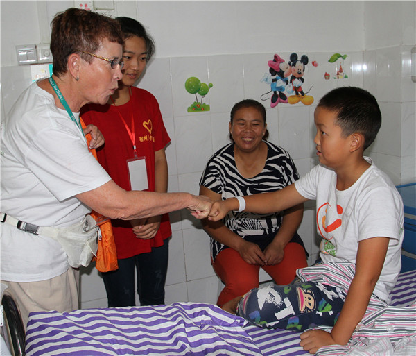 1520933275733261.jpg 4-Carol為患兒鼓勁兒(2015年9月,安徽宿州).jpg