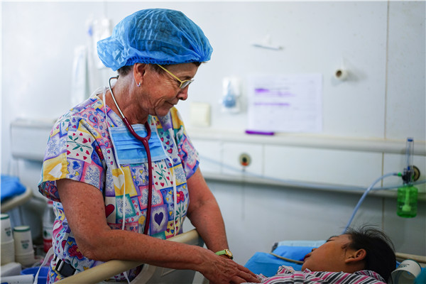 1520933287574689.jpg 3-Carol在復蘇室照顧術后患兒(2015年9月,安徽宿州).jpg