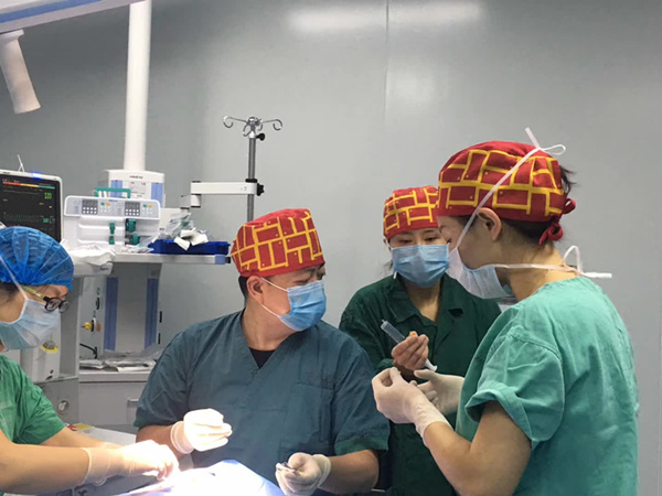 1522215672463968.jpg 來自云南省二院的駱醫(yī)生等人配合默契.jpg