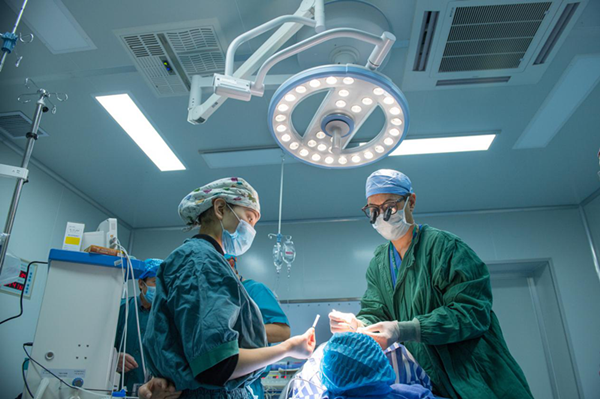 外科整形醫生Gerald Cho為患兒實施修復手術.png