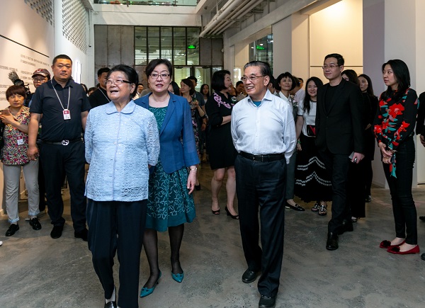1527388081863174.jpg 顧秀蓮主任、李金華會長步入觀展現場.JPG