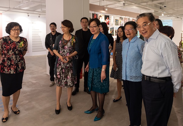 1527388231829394.jpg 顧秀蓮主任、李金華會觀看《王光美與幸福工程》視頻.JPG