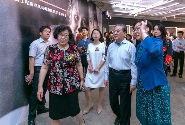 1527388285583510.jpg 郝林娜理事長、劉亭副理事長陪同李金華會長觀展.JPG