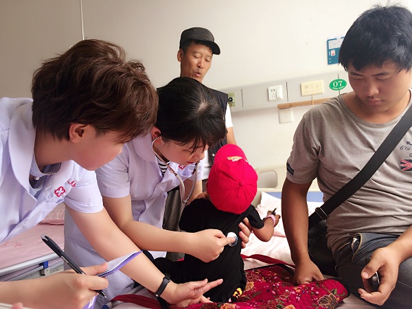 7. 云南省第一人民醫(yī)院副主任醫(yī)師段瑞為患兒做術(shù)前檢查.JPG
