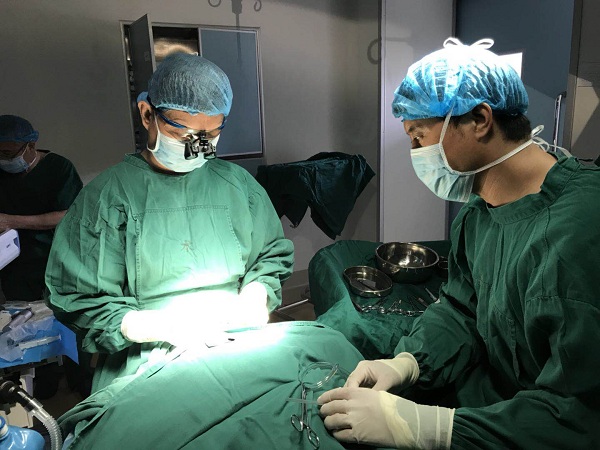 8. 武漢大學(xué)口腔醫(yī)院主任醫(yī)師金輝喜為患兒實(shí)施手術(shù).JPG