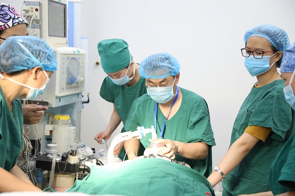 6. 為患兒實(shí)施術(shù)前麻醉.JPG