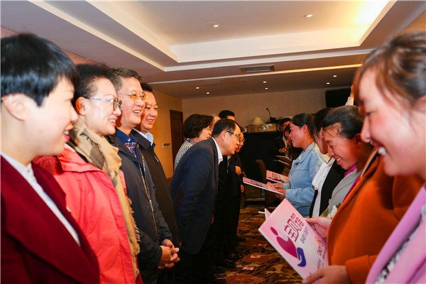 8 會與領導為受助家庭代表捐贈“寶貝箱”。（何歡 攝） (1).JPG