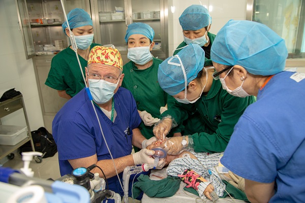 1553927407122429.jpg 麻醉醫生Alan Patterson為患兒進行麻醉.jpg