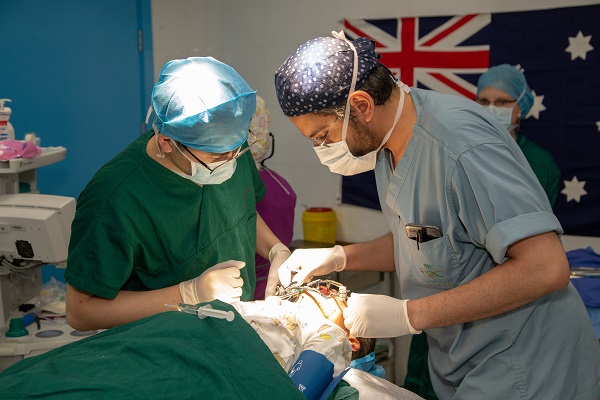 1553927431109567.jpg 外科醫生Ahmed Gad為患兒實施手術.jpg