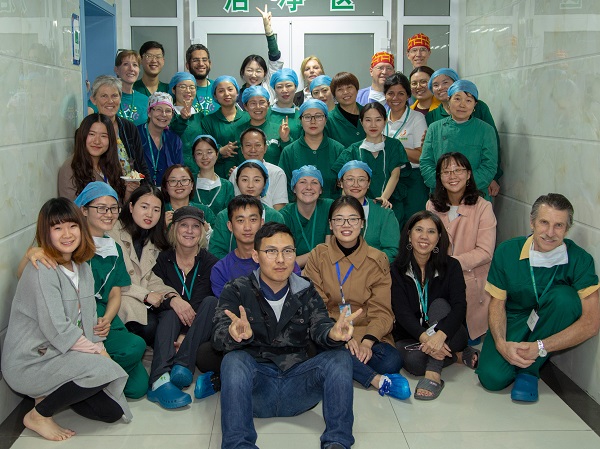 1553927459383198.jpg 手術結束,醫療志愿者與當地醫務人員、翻譯志愿者、項目工作人員合影留念.jpg