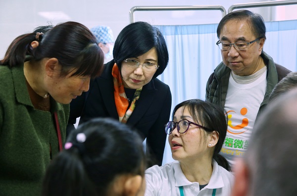 1554257625864164.jpg 魏雪鳳副總裁在篩查現場看望唇腭裂- 600.jpg