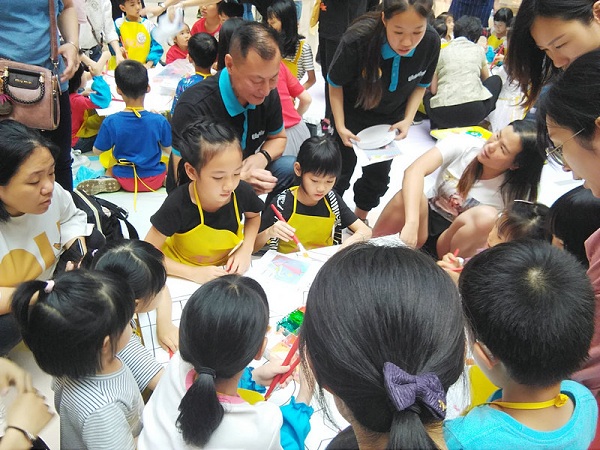 1559009583174881.jpg 老師教畫畫.jpg