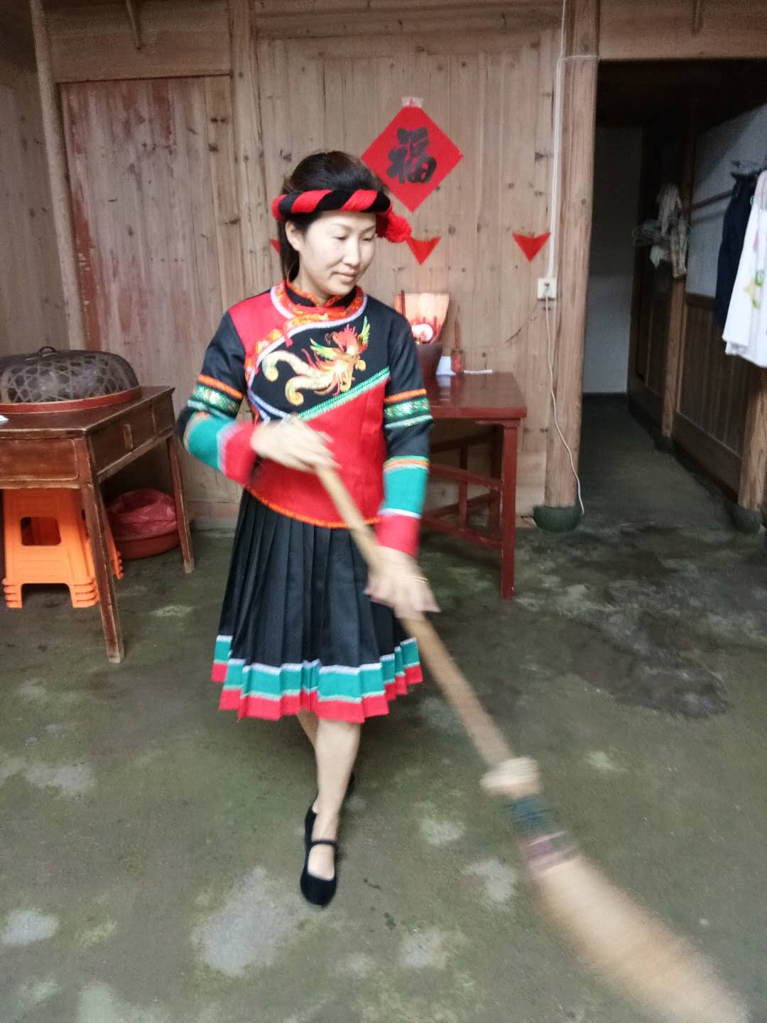 1561112998670822.jpg 雷東村畬族幸福工程入股母親蘭菊英在自家打掃衛生.jpg