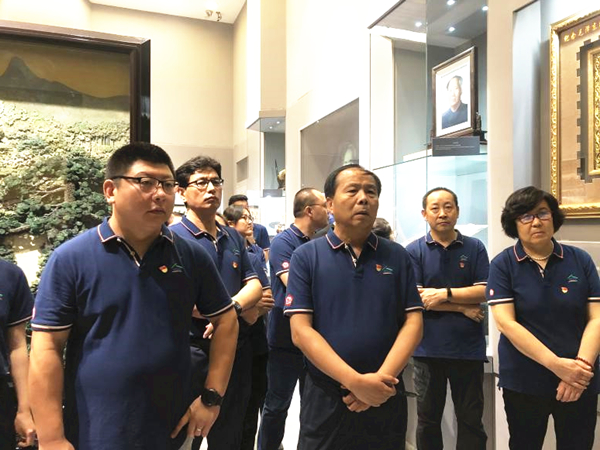 1563871081550591.jpg 陳列室聽講解_副本.jpg