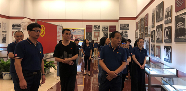 1563871227388447.jpg 參觀紀(jì)念室_副本.jpg