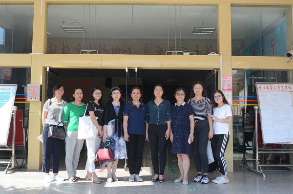 1566207014111164.jpg 調研組成員與南華縣衛健局、縣婦幼中心相關人員合影.jpg