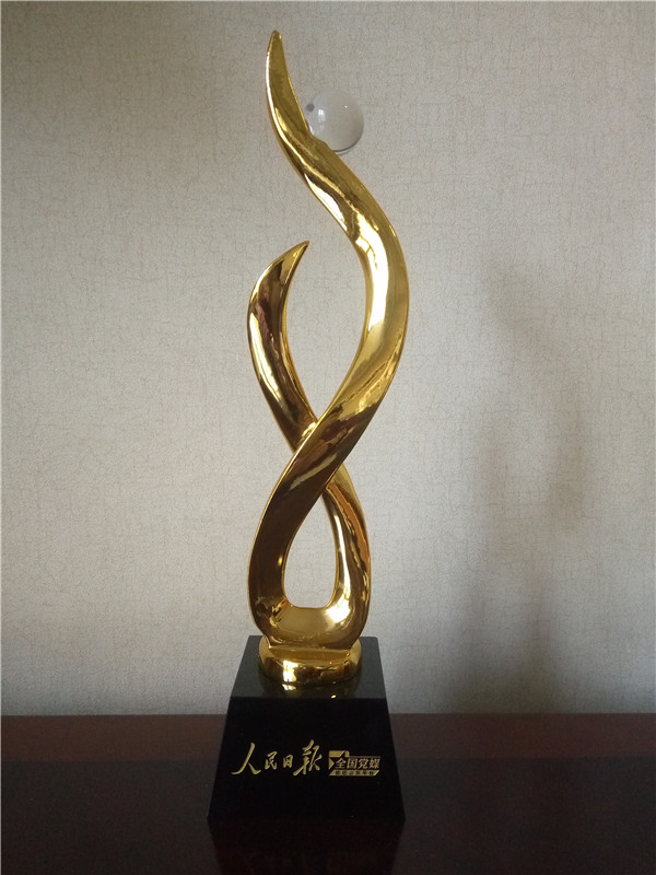 4“村暖花開.鄉村優秀致富帶頭人”獎 杯.jpg