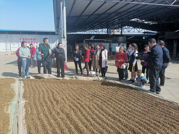 帶領受助母親參觀合作社講解元胡、烏藥高產、儲存技術_副本.jpg