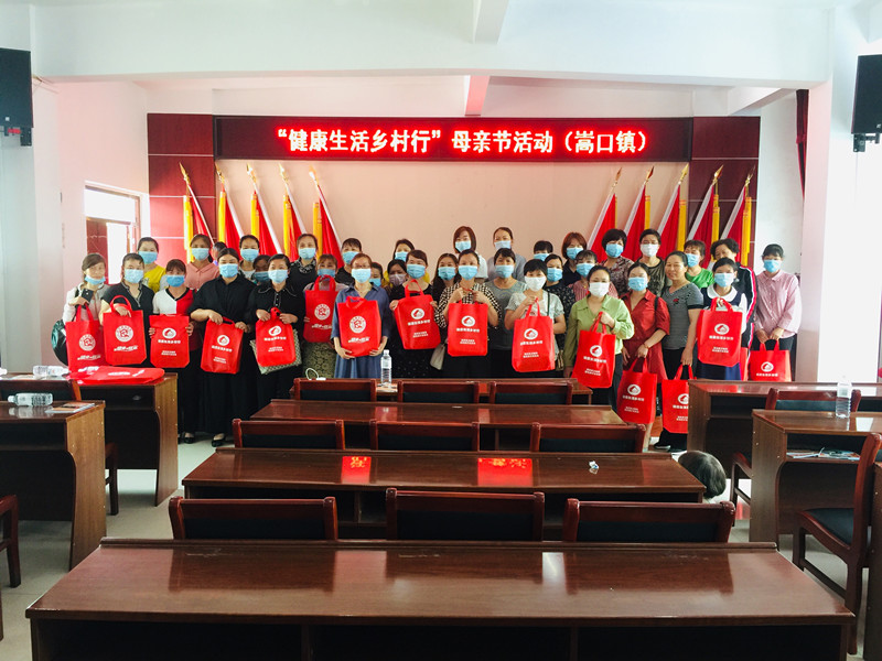 為計生家庭母親發放健康宣傳品_副本.jpg