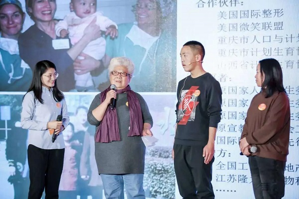 1611034916329967.jpg “感恩有您 善路同行”活動上,志愿者劉奶奶和受助家庭故事分享.jpg