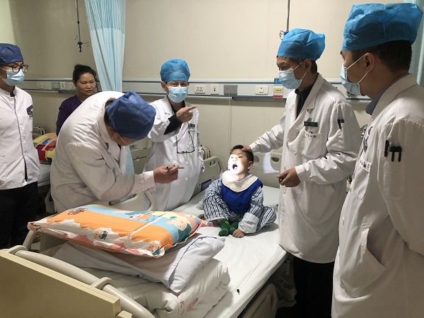 1611034977102880.jpg 給患兒做檢查.jpg