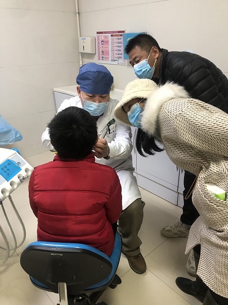 1611034994116835.jpg 給患兒做術前檢查.jpg