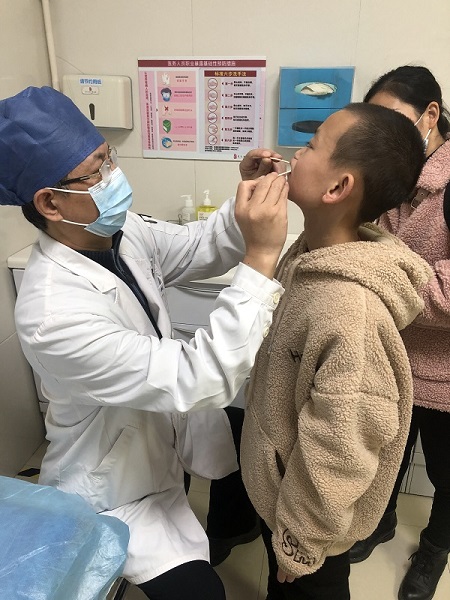 1611035000904743.jpg 給患兒做術前檢查(2).jpg