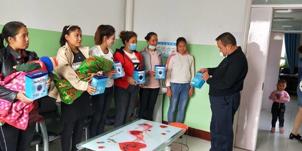 1611035026955649.jpg 在新疆莎車縣發放營養包.jpg