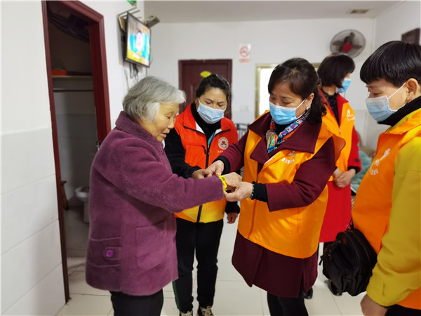 1617698307215072.jpg 活動一之志愿者為老人佩戴手環.jpg