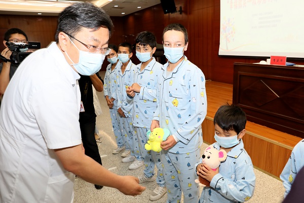 1626241646821950.jpg 圖4 自治區人民醫院黨委副書記、院長楊毅寧給患兒發放小禮物 - 600.JPG